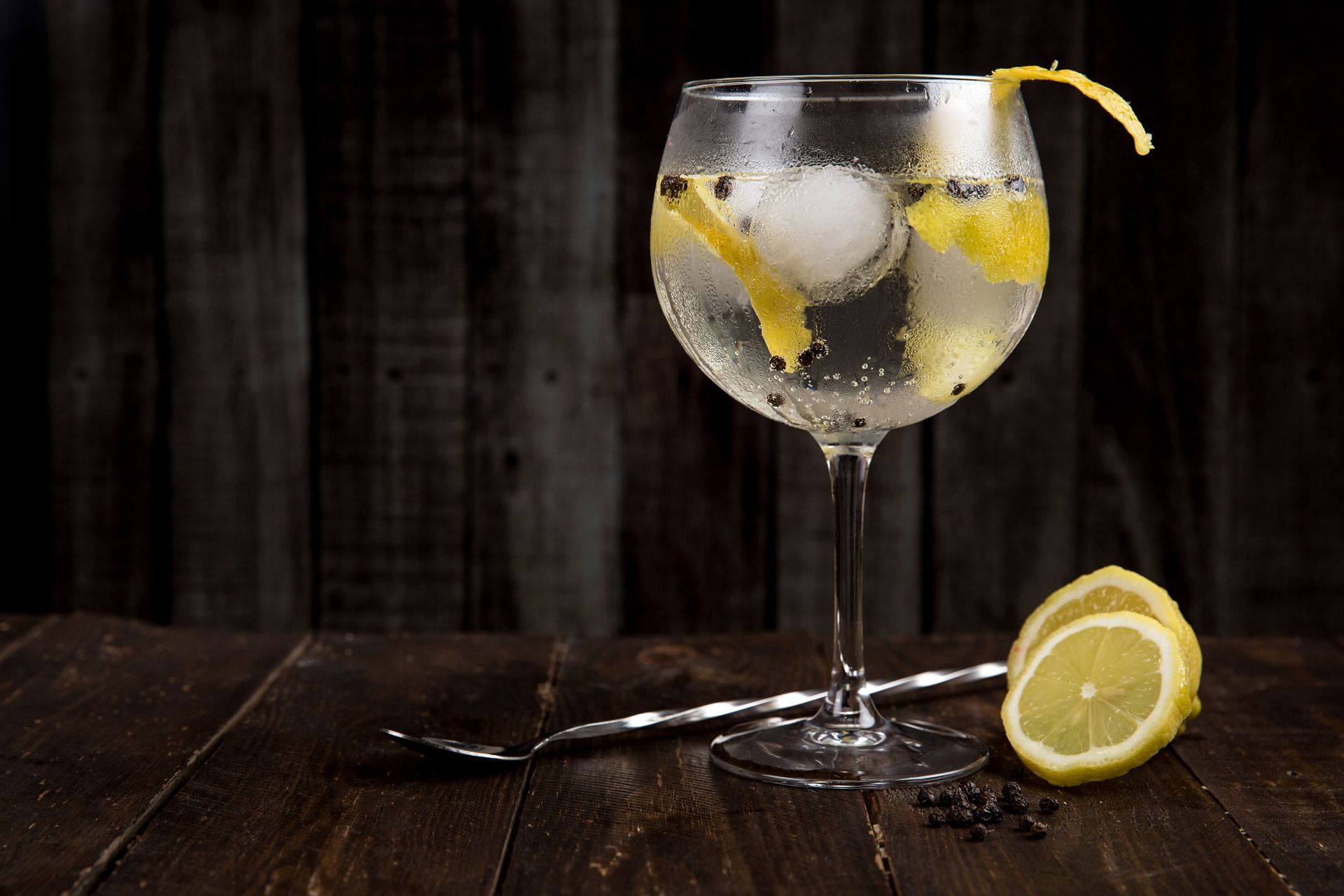 Alcohol (Image via Pexels/Toni Cuenca)